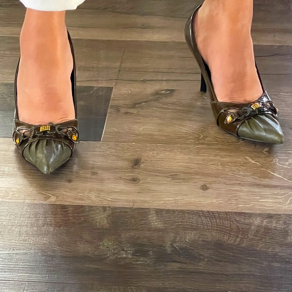 Selina by Summer Rio Army Green Pointed Toe Heels w/ Yellow Crystal  Size 8.5 - Picture 4 of 17